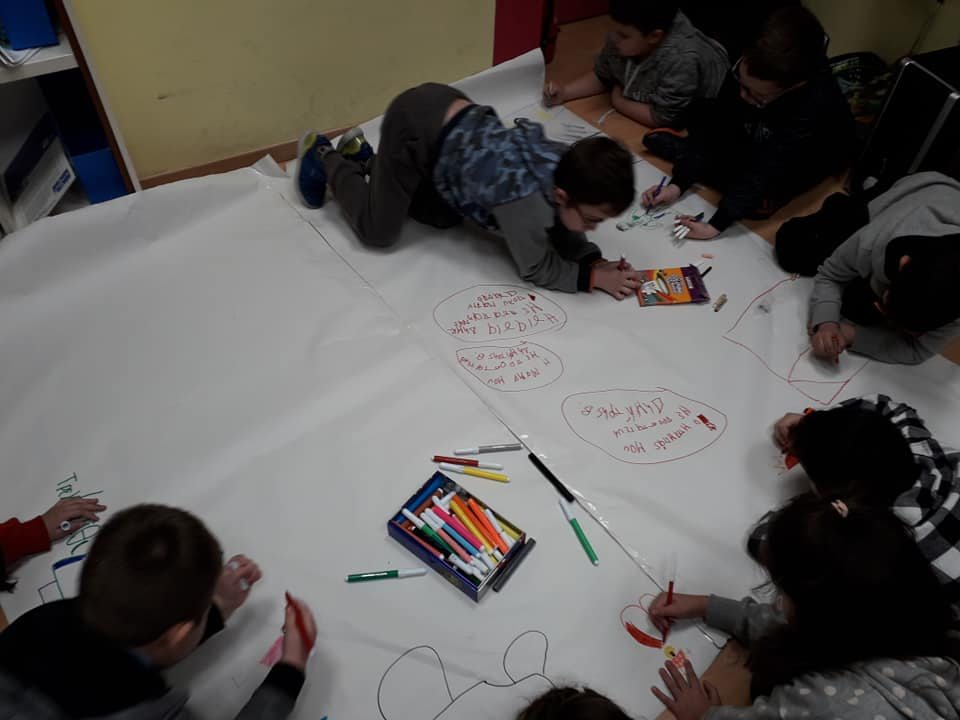 Παιδιά ζωγραφίζουν και συνεργάζονται σε δραστηριότητα